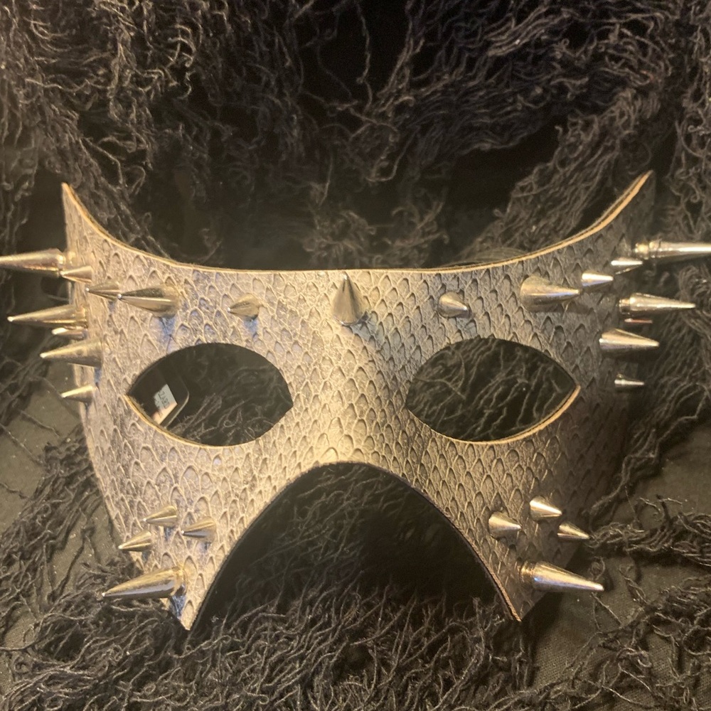 NWT Sexy Faux Textured Snake and Spike Mask Gray